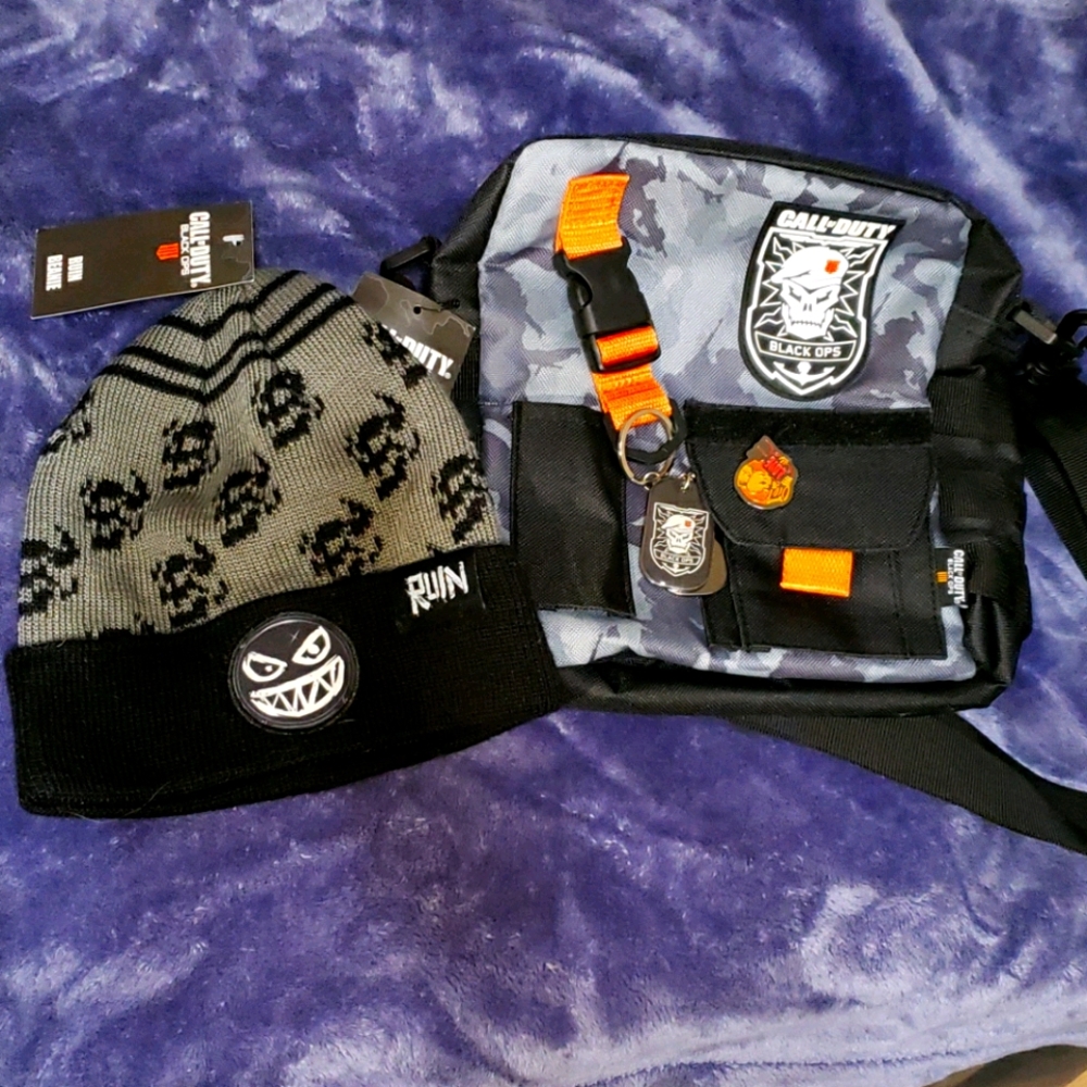 Call of Duty B.Ops 4 Bag and Beanie Set